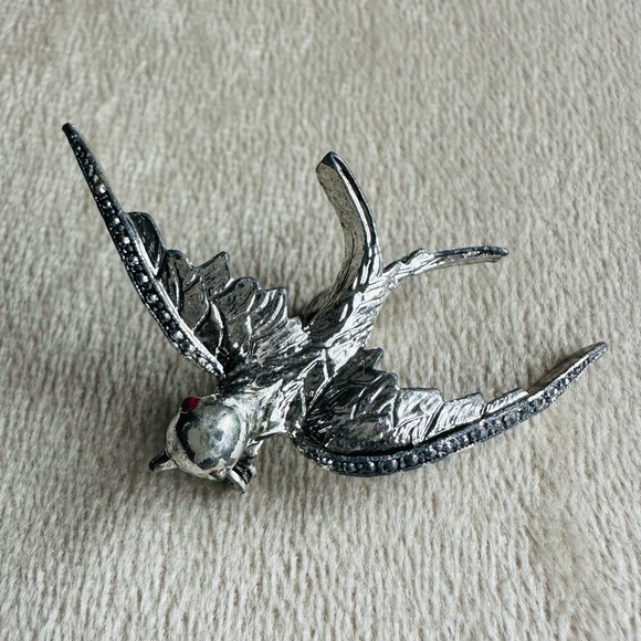 Jewelry - Vintage Silver Tone Swallow Bird Brooch | Sculpted Flying Bird Pin | Retro